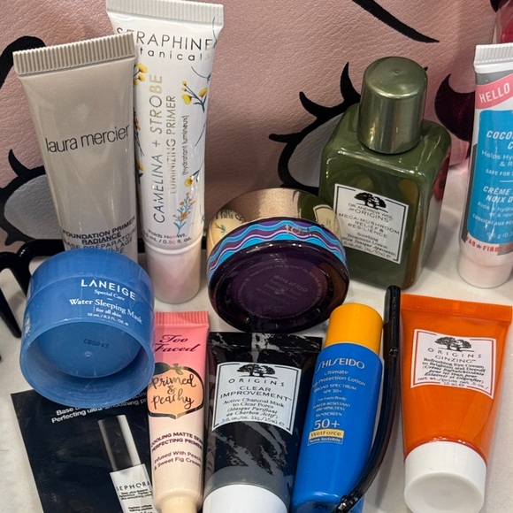 Betty Boop Cosmetic Bag with Assorted Beauty Products - Picture 3 of 4